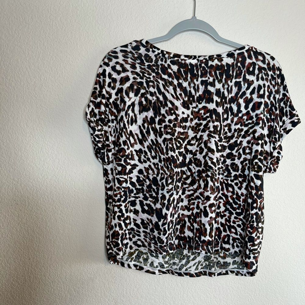 Cabi leopard print slight cropped blouse - Picture 5 of 8